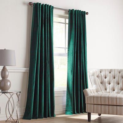 cortinas verdes con colores neutros