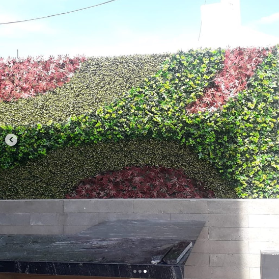 trabajo realizado muro verde en terraza bar